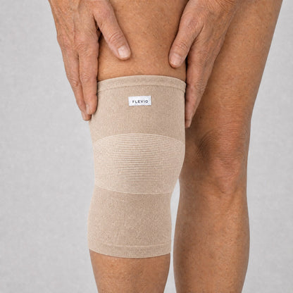 Genouillère de compression Flevio beige portée au genou, vue de face