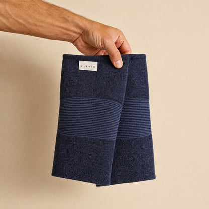 Paire de genouillères de compression Flevio bleu marine tenue à la main