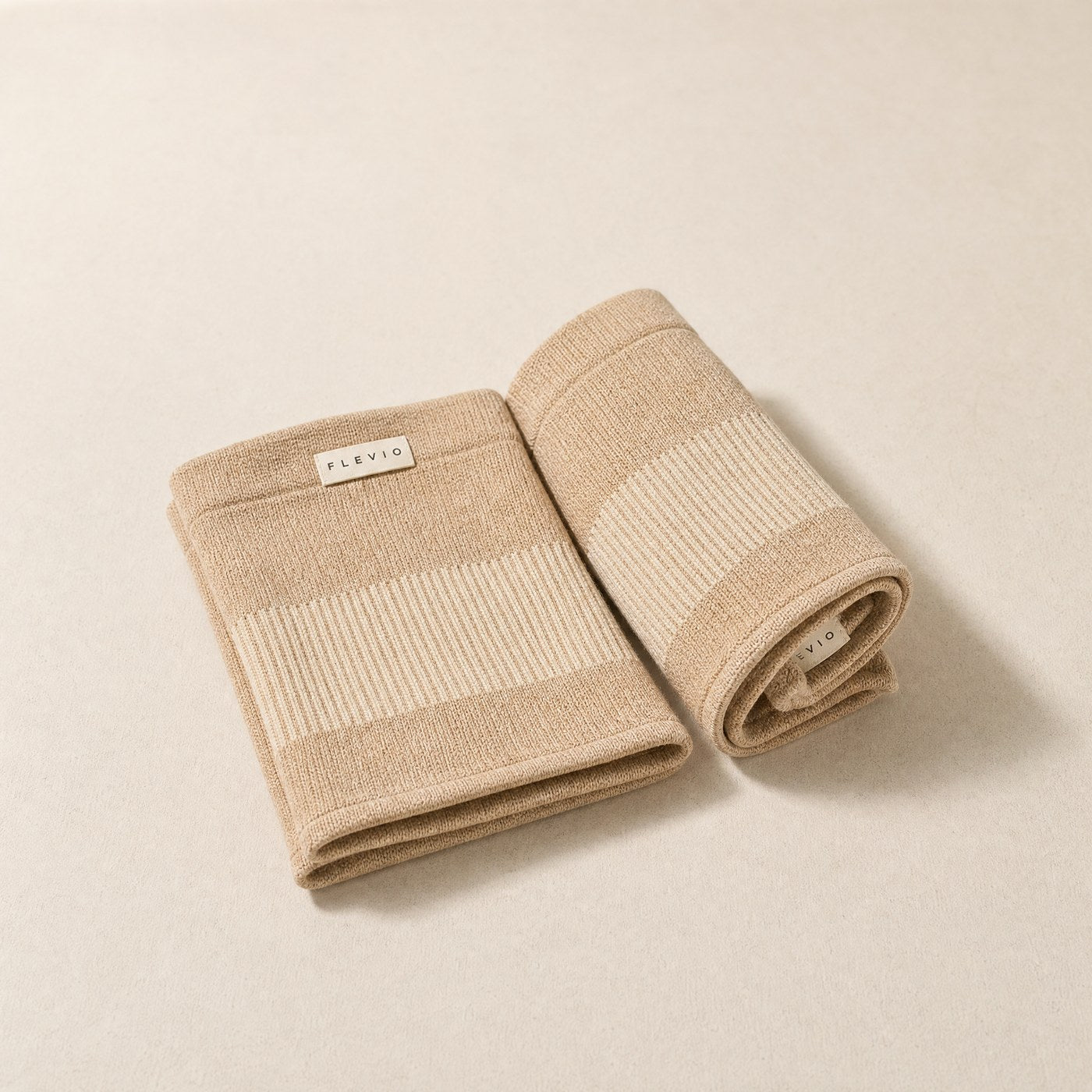 Paire de genouillères de compression Flevio beige pliée à plat