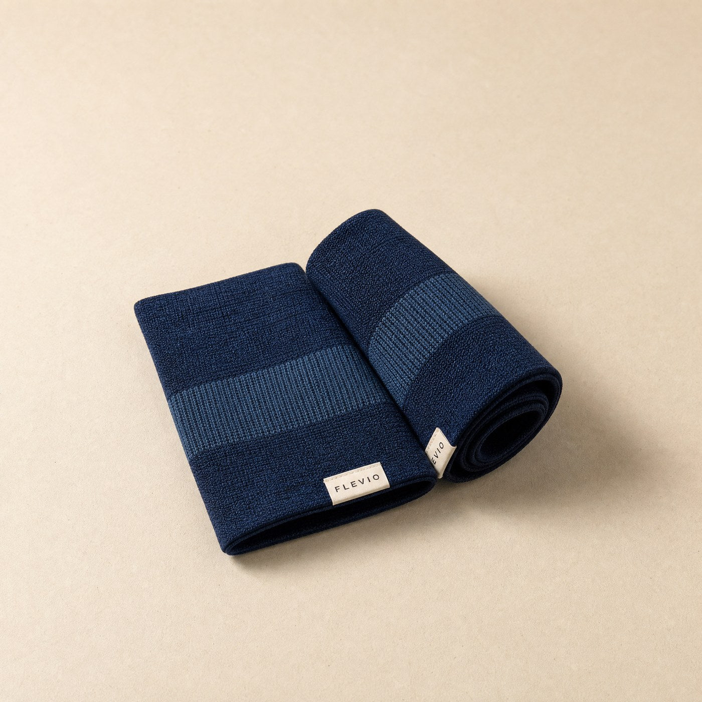 Paire de genouillères de compression Flevio bleu marine pliée à plat
