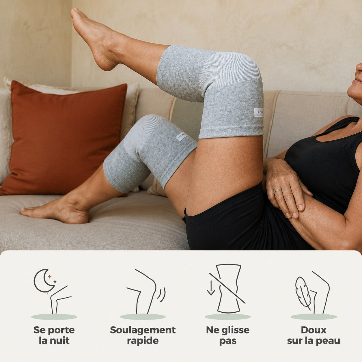 Femme allongée sur un canapé avec ses deux genouillères de compression grises