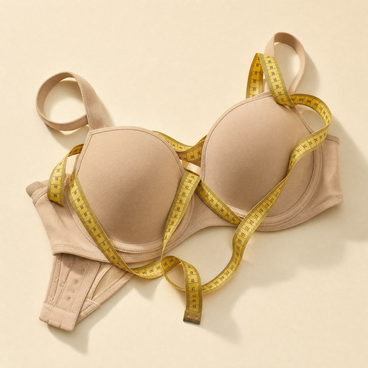 Un soutien-gorge emmêlé dans un mètre ruban